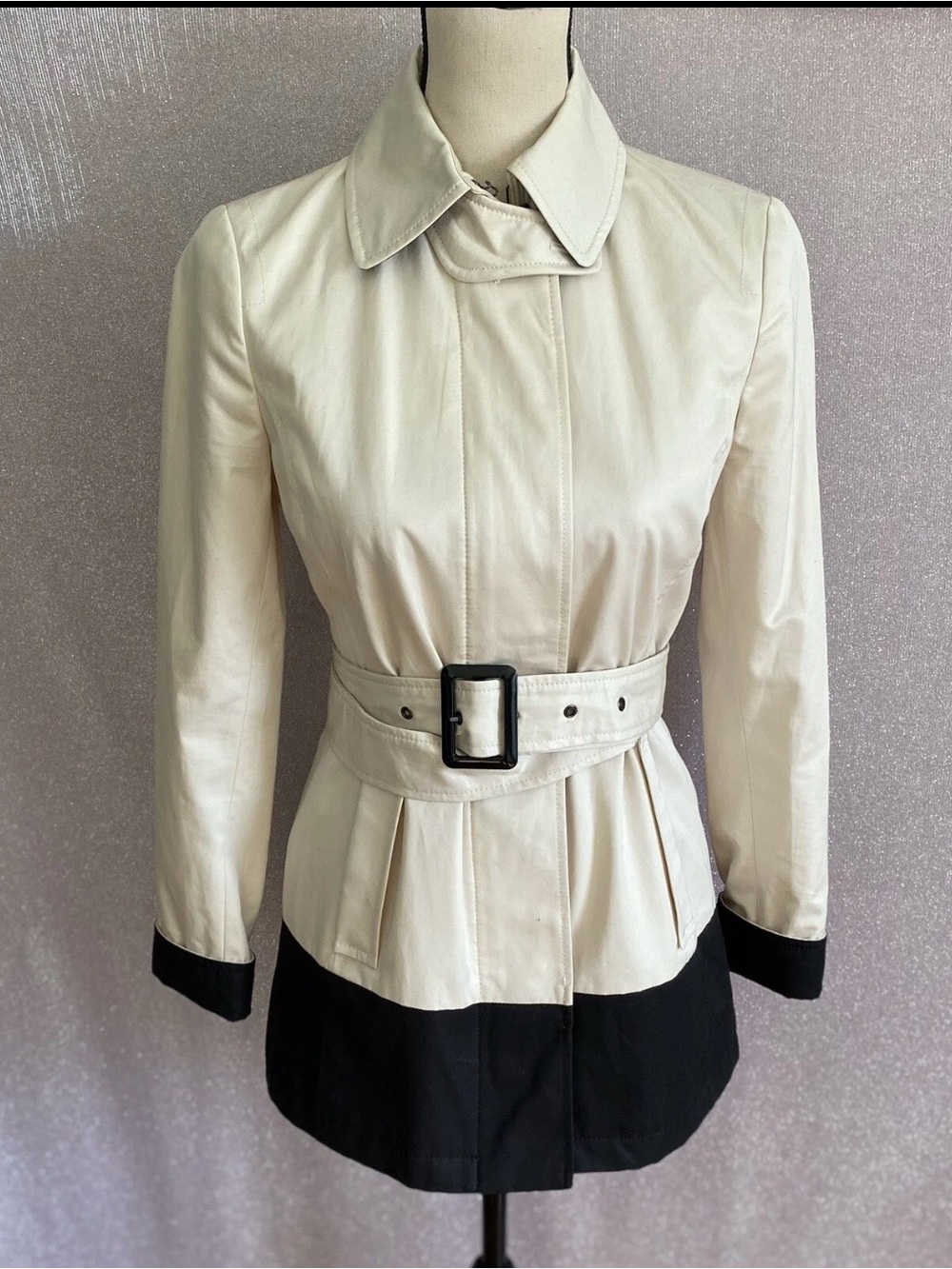 Banana Republic Cream Trench Coat with Black Trim and Belt XS